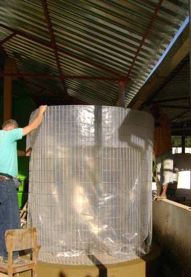 (a) (b) Figura 17 - Revestimento do silo secador-armazenador: (a)