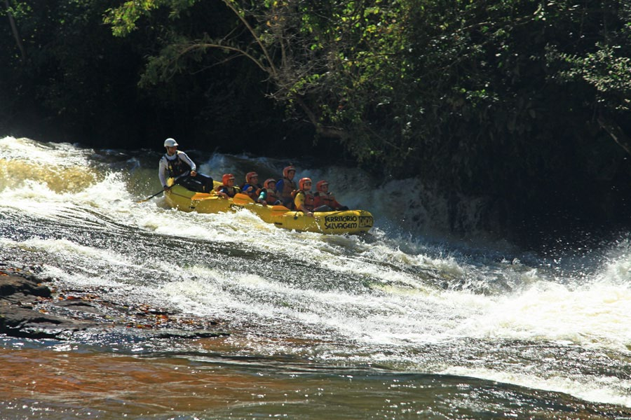 Nas principais corredeiras, instrutores posicionam-se com cabos de resgate na margem do rio.