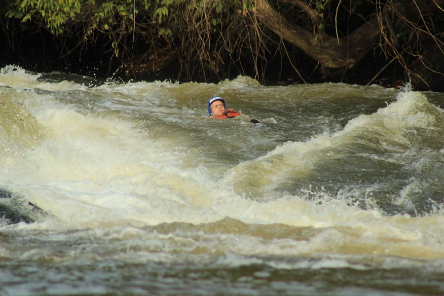 Os mais interessados podem aprender a técnica utilizada no rafting para desvirar o bote.