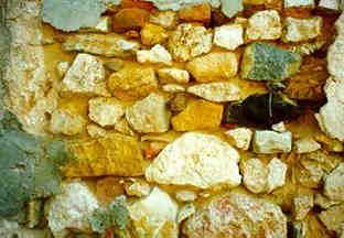 de construção de paredes interiores e exteriores; pedra irregular assente com