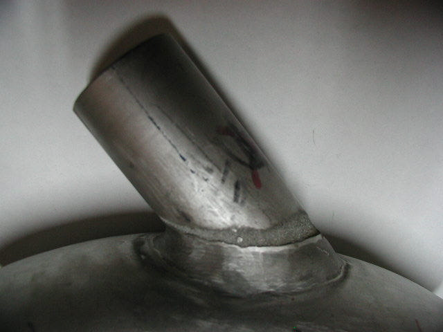 A figura 2 mostra o detalhe de uma amostra de tubulação de aço inoxidável SAE 316, com aumento de 3X, a qual foi soldada pelo processo eletrodo revestido apresentando na região indicada a corrosão