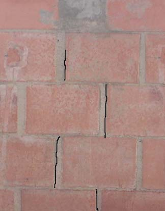 7 Fissuras típicas na parede central (M AI-T)` b) Flanges: fissuras verticais ao longo das juntas de argamassa na