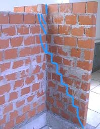 O acréscimo de deformações na base da parede central é relativamente linear desde o começo até a ruptura, indicando a interação das paredes.