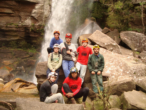 Foto do grupo que participou do trabalho de campo do GUPE, ao lado do Salto Santa Bárbara do Rio São Jorge.