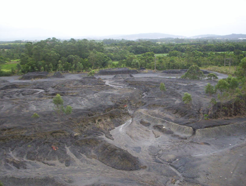 12 Figura 6. Imagem de rejeitos de carvão dispostos na região carbonífera de Santa Catarina (cortesia de Edson Maciel, 2008).