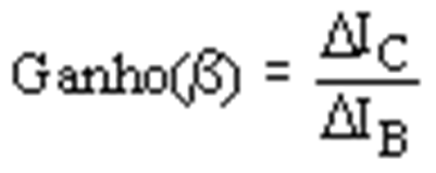 Funcionamento como amplificador (cont.) O fato do transistor possibilitar a amplificação de um sinal faz com que ele seja considerado um dispositivo ativo.