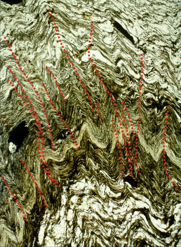 A estrutura das rochas é a mesma observada no domínio anterior, com a foliação S2 (clivagem contínua) como superfície principal, havendo microlithons sigmoidais de quartzo e muscovita preservando