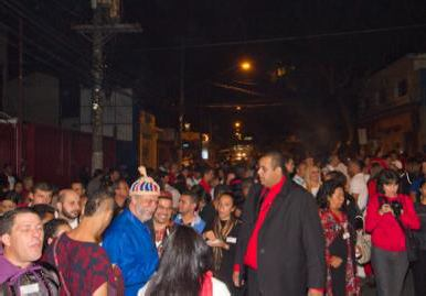 40 presença de milhares de pessoas na porta da FTU, na Avenida Santa Catarina, n. 400. Já a foto da direita, mostra o mesmo exu realizando sua magia com fundanga (pólvora). motivos pejorativos.