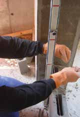 Atentar para a marcação das galgas de porta, podendose utilizar para essa tarefa gabaritos (figura 32) que possibilitam