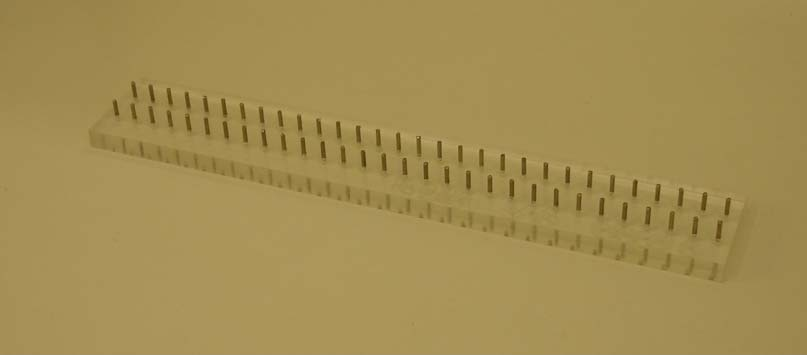 Material e metodos 35 Foram obtidas 12 placas de acrílico, com 30 pares de pinos fixados com 9,98 mm de distância entre os pinos no sentido longitudinal da placa, sendo que cada placa teve uma
