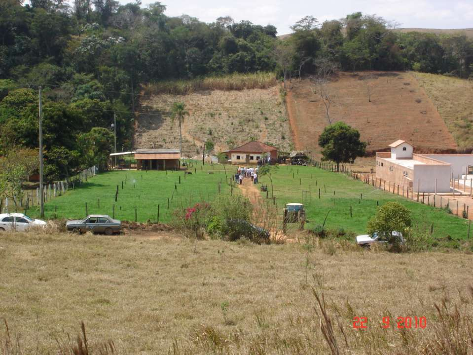 Sítio Boa Vista Valença, RJ menor propriedade do Balde Cheio (0,55 ha) Cana 2.000 m 2 Tifton 3.