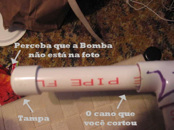 Prenda a bomba na tampa e vede-a com super-cola.