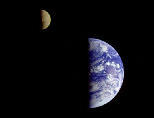 Figura 04.03: Terra e Lua iluminadas pelo Sol. A imagem foi tirada pela sonda Galileu, a uma distância de 6,3 milhões de quilômetros da Terra.