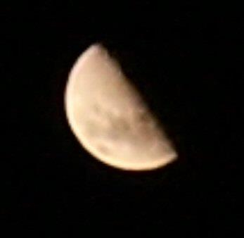 a face da Lua voltada para a Terra não está iluminada e a Lua não é visível. Figura 04.05: Fotografia da Lua um dia após a fase Nova.