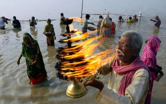 Na primeira fase, chamada de Hinduísmo Védico, cultuava-se deuses tribais como Dyaus (deus do céu, deus supremo) que gerou outros deuses.