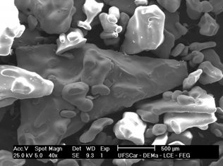 Pode-se observar na figura 5a, as mesmas nanopartículas de prata sobre o substrato de dióxido de titânio, e verificar a não ocorrência da formação de uma estrutura core-shell, a explicação pode ser o