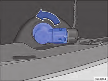 NOTA Remover e instalar a lanterna traseira na tampa traseira sempre com cuidado, evitando danos na pintura do veículo ou em outras peças do veículo.