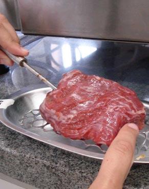 Análise sensorial de carnes Devem ser observados os seguintes fatores na análise sensorial da carne: O tempo post mortem para remoção da amostra da carcaça, o tempo e a velocidade de resfriamento
