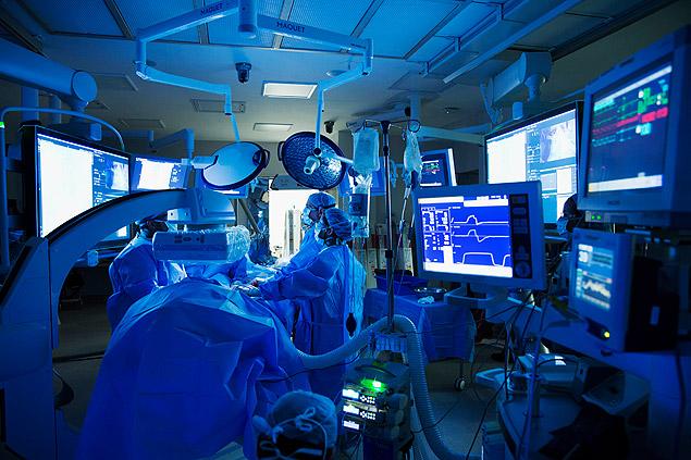 Preço de stent para o coração varia de R$ 1.200 a R$ 38,5 mil no país Lalo de Almeida 19.mar.2014/Folhapress Sala de cirurgia de hospital em São Paulo; preço de prótese varia até 3.