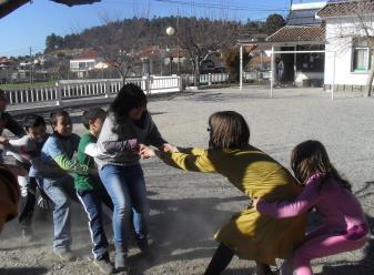 barqueiro que me deixe passar Tenho filhos pequeninos para acabar de criar! Passará, passará, mas algum deixará se não for a mãe da frente é o filho lá de trás.