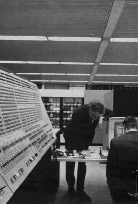 ARPANET Em 1969, os EUA lançaram a Arpanet, uma rede de fibra ótica entre computadores.