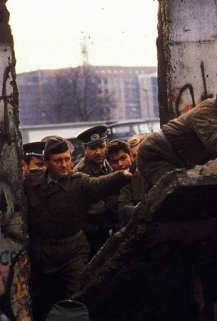 DESCE A CORTINA: PACTO DE VARSÓVIA E MURO DE BERLIM No dia 9 de novembro de 1989, em meio ao desmantelamento da União Soviética, o Muro de