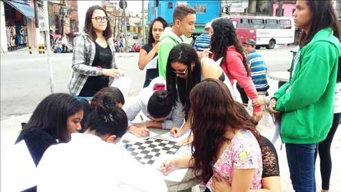 Uma das oficinas comvidou as crianças de uma local a participar da transformação da com atividades ligadas à poesia e pintura.