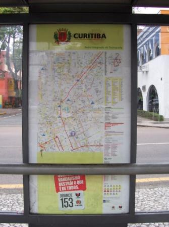 Este artigo apresenta uma proposta de design de sistema de informação visual aos usuários do transporte público, a ser vinculado em pontos de parada e no interior de ônibus.
