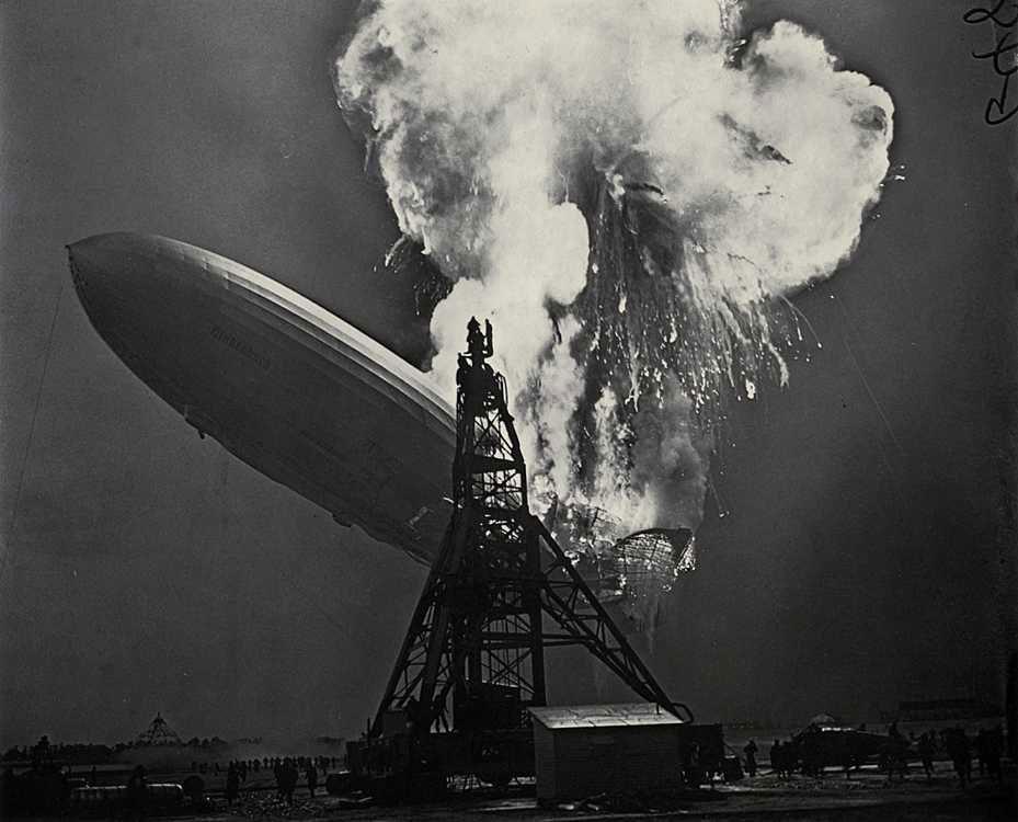 Zeppelin Hindenburg, em chamas, maio de 1937,