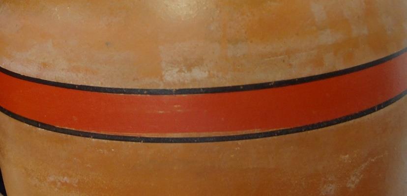 Ele possui adesivagem da marca (Figura 37) nos dois recipientes, além de detalhes pintados em preto e vermelho (Figura 38), que se caracterizam pela imprecisão do traço.