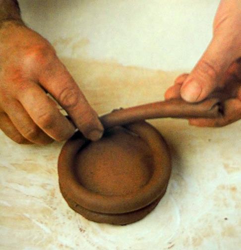 Cobrinha, ou Acordelado (Figura 41), é uma das técnicas mais antigas existente para produção de peças ocas, e se baseia na