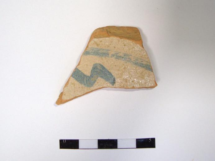 707B MJ-VS-98-XII Fragmento de fundo de um prato de cerâmica esmaltada, de tema azullinear.