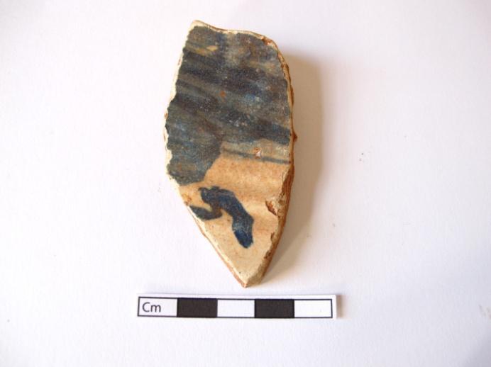 714 CP/03-582 Fragmento de parede de um prato sevilhano, azul figurativo,