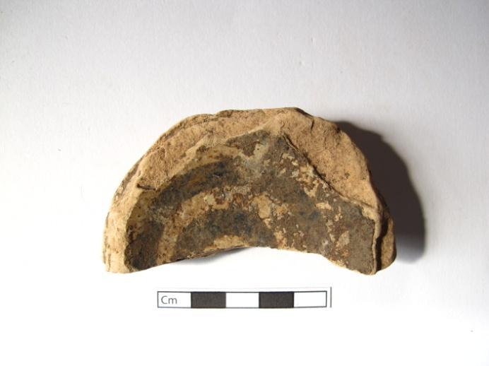 722 JFM/00-4-322 ESCUDELA Fragmento de base em pé de anel de uma possível escudela com as superfícies esmaltadas