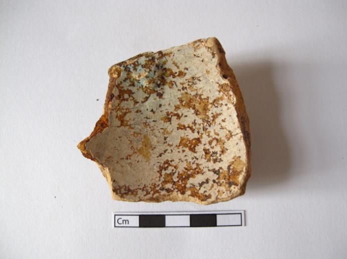 728 JFM/06-22-3040 ESCUDELA Fragmento de perfil de uma escudela esmaltada com escorrimentos de cor