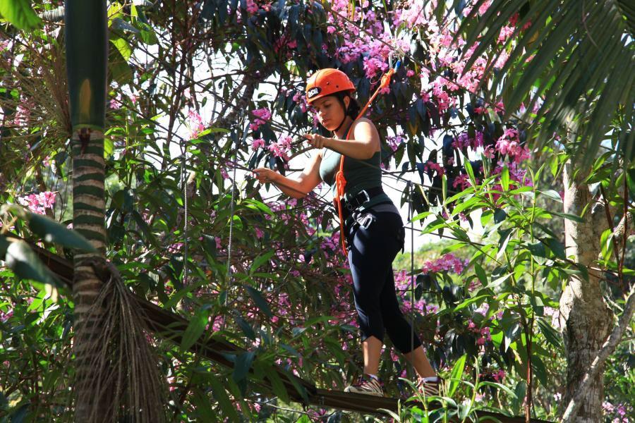 Arvorismo no O circuito de arvorismo do é cercado por árvores e margeia o rio Juquiá.