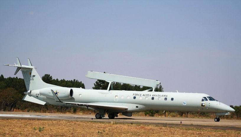 Também estaria sendo negociado um Embraer Legacy, para uso do presidente da república. Embraer R-99 da Força Aérea Brasileira.