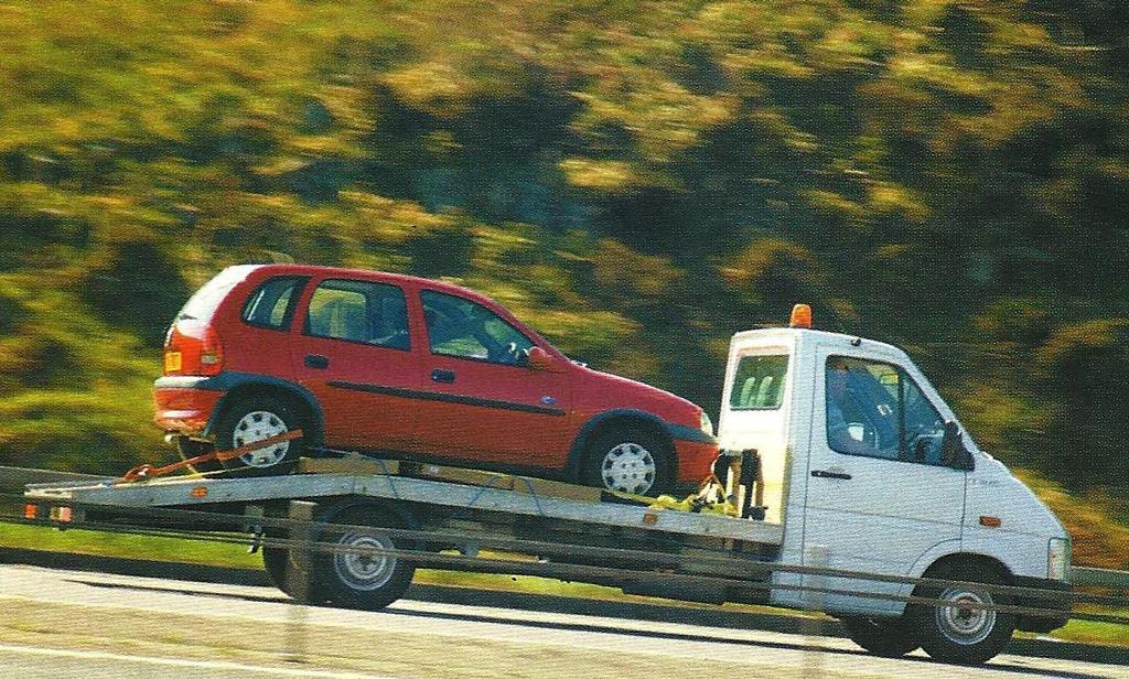 Exemplo 1 Na foto a seguir observa-se um carro levado por um guincho que está se deslocando em uma estrada.