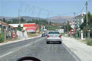 Conduzindo um triciclo, qual a velocidade máxima a que posso circular na via em que me encontro? 20 km/h. 30 km/h. 40 km/h. 50 km/h. Conduzo um automóvel ligeiro de mercadorias com reboque.