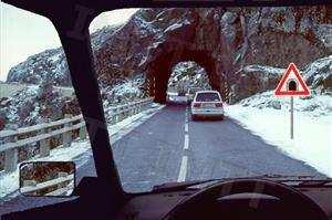 Aumentar um pouco a velocidade, para que o peão se desvie. Contornar o peão, aumentando um pouco a velocidade.