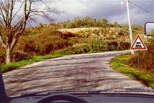 Perante este sinal devo:  Manter a velocidade. Parar. Perante este sinal não devo: Aumentar a velocidade.