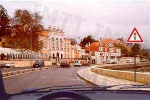 Perante o sinal, devo reduzir a velocidade porque: Me aproximo de um local onde há uma portagem. Me aproximo duma zona regulada por sinalização luminosa.