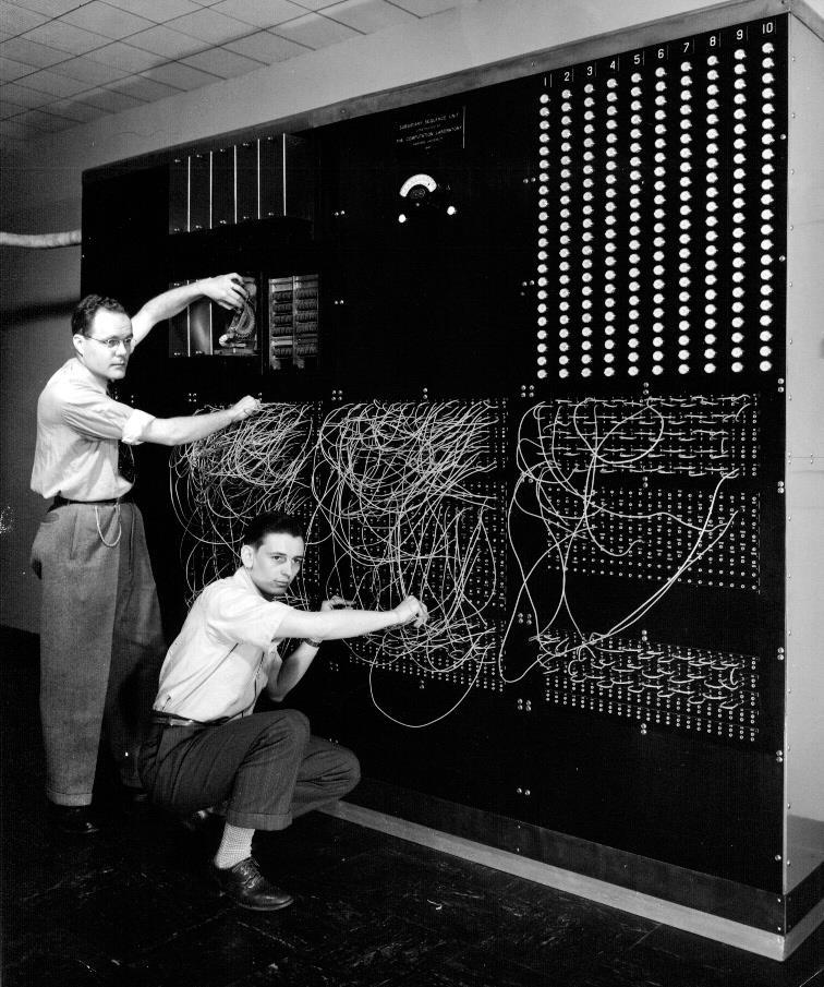 Histórico 1944 Americano Howard Aiken Construiu com relés a máquina de Babbage, Mark I Entrada e