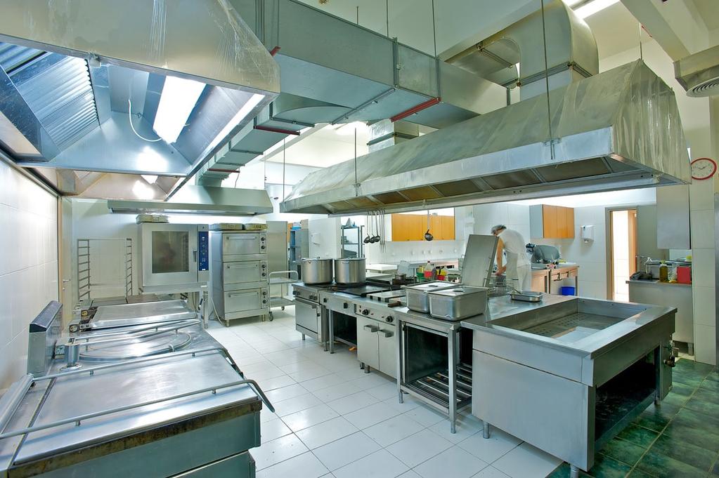 Cozinha industrial completa, com serviço e equipe especializada, dentro da sua estrutura.
