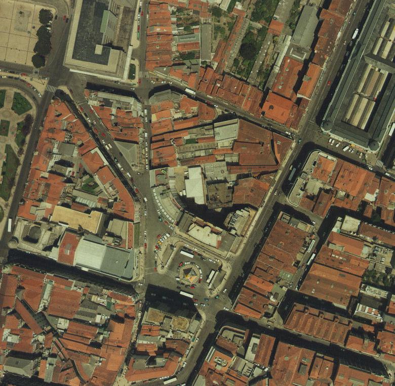 Fotografia aérea, CMP Conjunto de D. João I ao centro da imagem, delimitado pela Travessa do Bonjardim e Rua Formosa a norte, Rua de Sá da Bandeira a nascente, Praça de D.