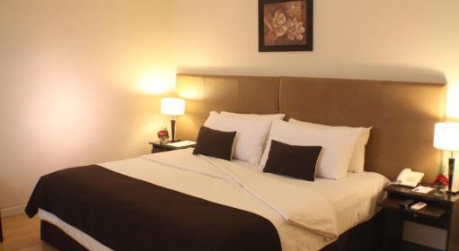 Os quartos do Ker Recoleta Hotel & Spa possuem ar-condicionado, apresentam pisos em parquet claro, móveis de madeira escura e arranjos florais elegantes.