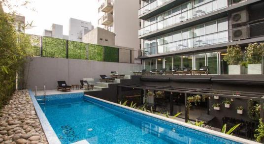 Casa Sur Palermo 4* Dispondo de um restaurante no local e de uma piscina ao ar livre, o Casa Sur Palermo Hotel está localizado em Buenos Aires. Para sua comodidade, o WiFi gratuito está disponível.