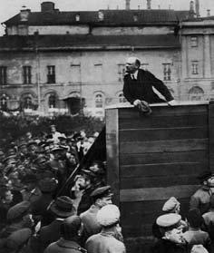 Como acontecimento maior da história da Humanidade surge a vitória da Revolução Socialista de Outubro (Novembro no Ocidente) de 1917 na Rússia que inspirou milhões de seres humanos no mundo inteiro a