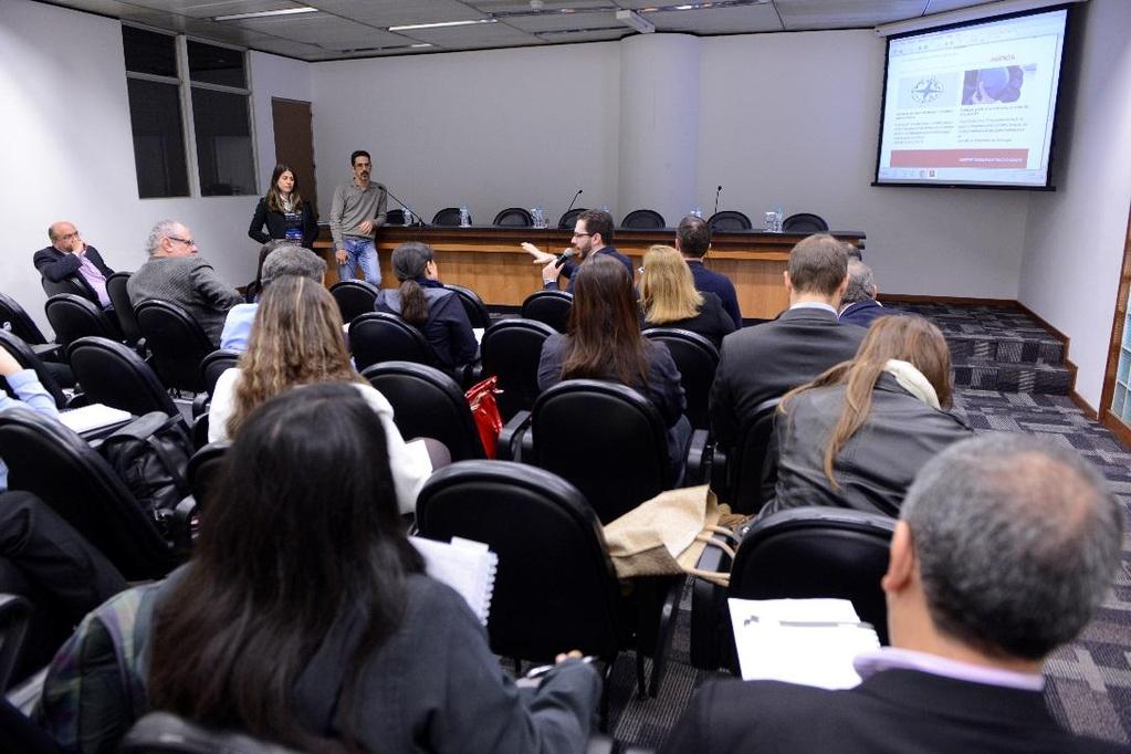 21 de agosto Reunião com as assessorias das entidades O Deconcic se reuniu com as assessorias das entidades da Cadeia Produtiva da Construção para apresentar o novo informativo eletrônico do