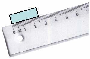traço da escala, ficando sim entre dois traços consecutivos. A incerteza na medição deste comprimento está, assim, relacionada com a menor divisão desta escala (1 mm, neste caso).